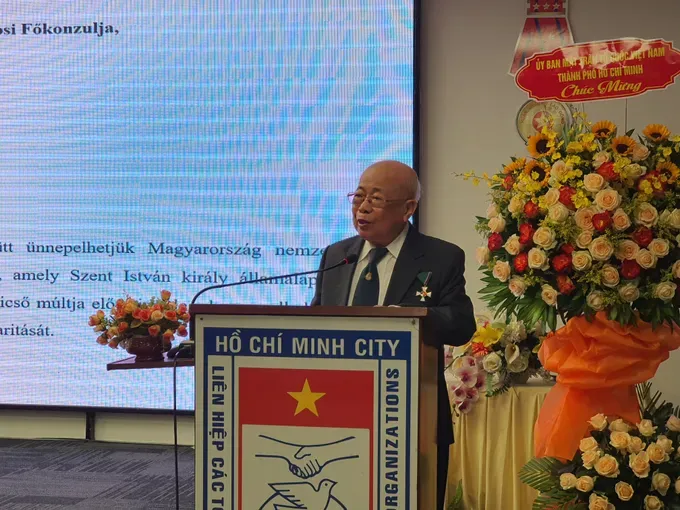 Mr. Le Minh Triet, President of the Vietnam–Hungary Friendship Association in Ho Chi Minh City speaks at the gathering. (Photo: SGGP/Thuy Vu) 20250820-170136-75-6824.jpg - Copy